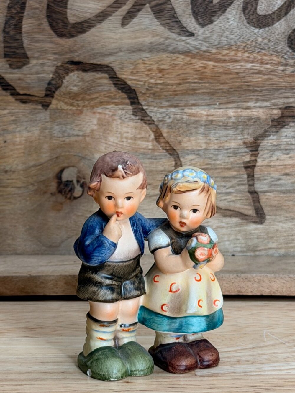 Vintage Goebel HUMMEL Germany Figurine # 220 WE CONGRATULATE Boy/Girl w/ Bouquet